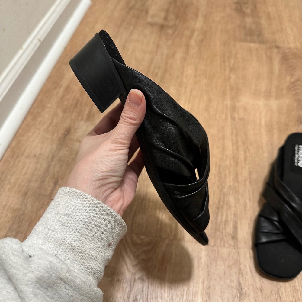 MUNRO | Black Leather Open Toe Twisted Kitten Slide Mules, 7.5W (L), 7.5M (R) - Picture 6 of 12